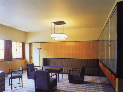 602027 Interieur van het Raadhuis (Dudokpark 1) te Hilversum: burgemeesterskamer.